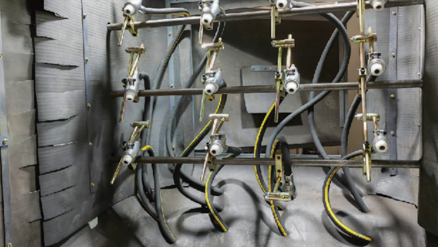 Suspension through type automatic sandblasting machine